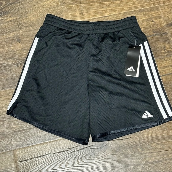 Adidas girls shorts classic New Large - Picture 2 of 5